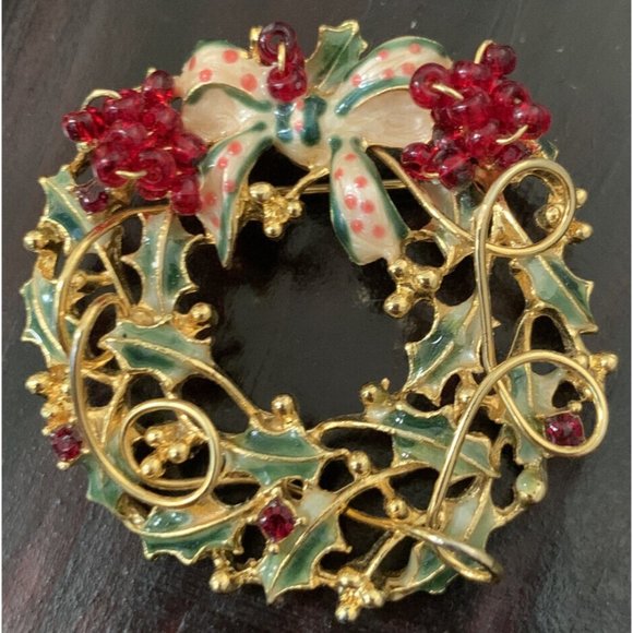 Enamel Rhinestone wreath With Bow and Berries‎ Pin Brooch - Picture 1 of 3